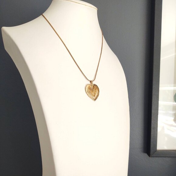 Gold tone double heart wire wrapped pendant necklace - Picture 3 of 14